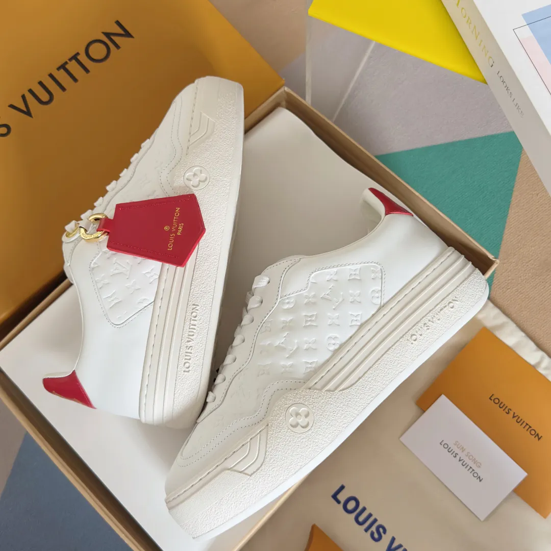 👟👟Ex-factory price 740👟👟 Top version LV Louis Vuitton L House Donkey Brand Stadium Series Casual Sports Shoes White Shoes Dexun Shoes Original purchase, development and production LV Stadium sports shoes are soft cow leather partially embossed with Monogram patterns, reproducing the retro design trend. Monogram canvas trim and toe perforations bring together exquisite details, the tongue is decorated with LV letter label, and the outsole depicts the Louis Vuitton logo. Exquisitely packaged at the delivery counter🛍📦 ▪️ Fabric: Original imported first-layer cowhide ▪️ Lining: Original imported soft sheepskin lining ▪️ Sole: Original open-molded non-slip rubber outsole ▪️ Bottom thickness: 3CM ▪️ Size: Women's 35-41